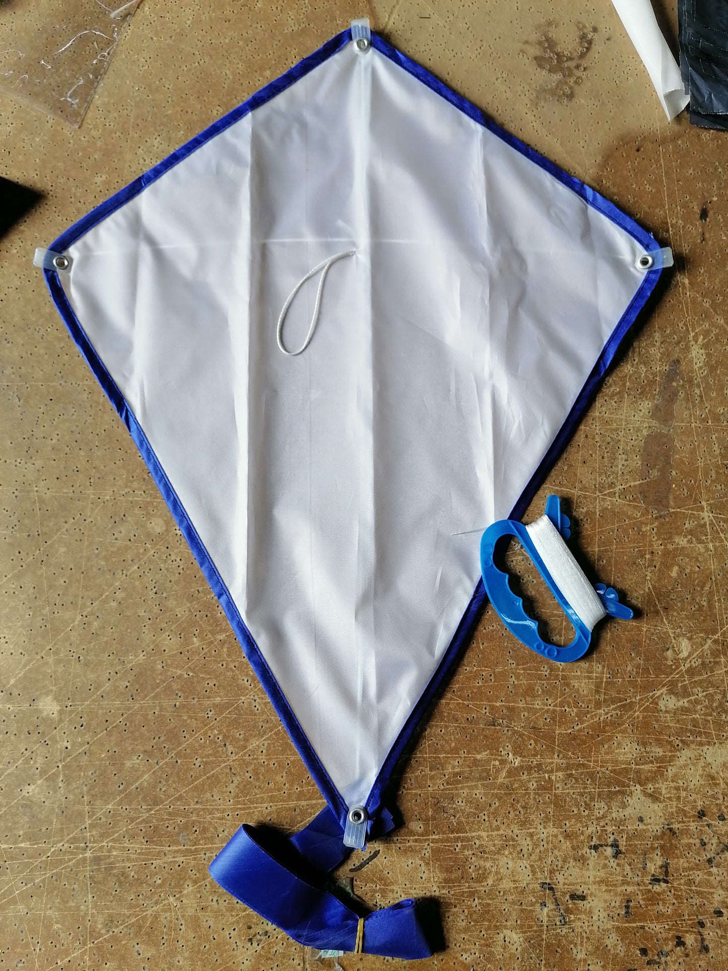 Kite size 40/50 cm(15.75/19.69in), stitched in white color, colorful tail, no printing + handle 30 M(1181.1in) rope